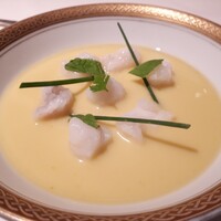 アピシウス - ⚫鱧の冷製フラン  黄色トマトのクゥーリィ