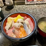 回転寿司 魚浜 - お味噌汁付きです。