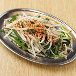 Stir-fried chives and bean sprouts