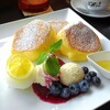 Kafeto Mari Gi - 季節のスフレパンケーキ、爽やかレモンとブルーベリーチーズクリーム