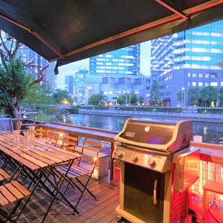 The covered riverside terrace has a great sense of openness.