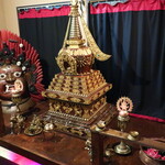 カスタマンダップ 大塚 - 店舗内観（入口にある置物）