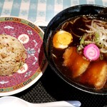 夕張ラーメン - ランチセットメニュー『くろランチ（夕張石炭くろラーメン＆半チャーハン）』1