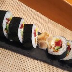 玄海鮨 - マグロ  イカ  納豆  キュウリ  沢庵  が入ってます