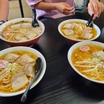 食堂なまえ - 手前左手打ち麺チャーシュー、右醤油ラーメン奥左手打ち麺チャーシュー大盛、右醤油チャーシュー麺