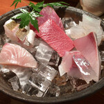 めしの助 - 造り盛合せ
      右上から時計まわりに、すずき、はまち、あじ、さわら、いさき、かつお。中央に生本まぐろ。