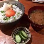めしの助 - 釜揚げしらす丼
      味噌汁
      漬物