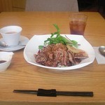 ダイナミックキッチン＆バー 燦 - リブロース丼（魔法のレストラン）