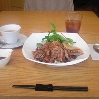 ダイナミックキッチン＆バー 燦 大阪店 - リブロース丼（魔法のレストラン）