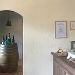 リープリング - 店舗内観(ワイン部屋に開店祝いのお酒が･･･。)