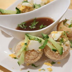 ベンガルビストロ スナリ 南大塚店 - フスカ "Fuska"「薄焼きの球状クラッカーにじゃがいもや豆などの具材を詰め、ミントやスパイスが効いたジャルジーラ（スープ）や甘辛いソースに浸して食べる軽食」※メニュー表記通り