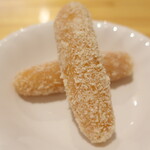 ベンガルビストロ スナリ - チャムチャム "Cham Cham"「砂糖とカッテージチーズ、ローズウォーターで作るベンガルの甘いお菓子」※メニュー表記通り