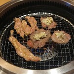 Kuroushi Yakiniku Mokkori - 最初に来たのは ねぎ塩タン&鶏のせせり 