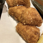 旬酔基じ - 丸々と太った身の厚いフライは
      揚げたてサクふっくらで絶品✩.*˚