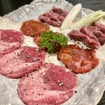 炭火焼き肉 一億兆 - 牛タン三味盛り(塩・味噌・梅)1260円
