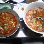 こん平 - 辛口スープ（左)とそのご飯入り（右）