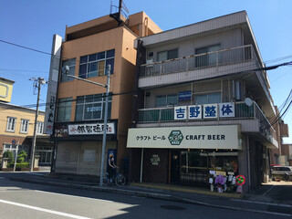 潮風ブルースタンド - 左側のラーメン鐡さんの場所は、千葉県内で人気の焼肉店「赤門」さんの１号店があった所です。
