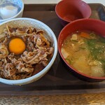 すき家 - 牛丼(並)＋生卵＋豚汁＝並盛モーニング