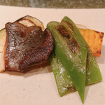 鉄板 かや乃 - 椎茸は、バター醤油で味付け　ピーマン蓮根は、お塩を振ってます。