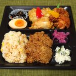 とりめし 祭鳥八 - 唐揚げとり天弁当（864円）