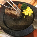 Furaingu Gaden - ☆キングランチ(250g)￥1099＋税…店員さんが半分にカットしてくれている瞬間！