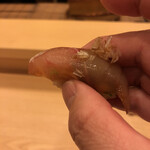 鮨駒 - 乗せられる揚げ鱗の食感が絶妙