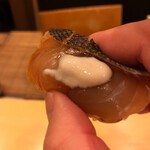 鮨駒 - 皮目を炙り焼き霜にて寝かせたイサキにイサキの白子乗せとは面白い