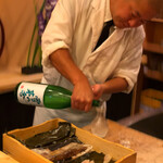 鮨駒 - ポン酒行きます〜！ワンオペだから大変だ！雪の茅舎はお店の直ぐ対岸に有る酒蔵ですよ！