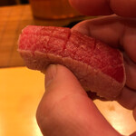 鮨駒 - 赤身では無く贅沢に中トロを漬に！
      飾り包丁も丁寧です！