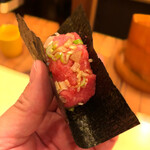 鮨駒 - 那智勝浦の鮪手巻き、秋田名物のいぶりがっこが良い仕事しております！