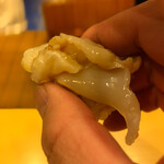 鮨駒 - ツブ貝、家でも良く殻付きを買って来て食べますが、
      どうやったらこんな設えになるのか不思議です。