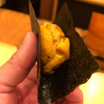 鮨駒 - むつ産の紫雲丹手巻き