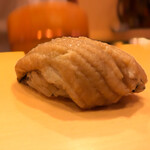 鮨駒 - 地物穴子の塩、笹の葉に乗せてサッと炙りますので、香りが載って最高です！