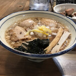 Omotenashi Noodles よこじ - 背脂煮干 肉そば 1050円（+味付け半熟煮玉子 100円）