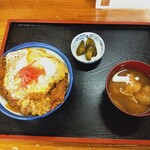 食いものや - 料理写真:カツ丼（みそ汁・漬物付き）