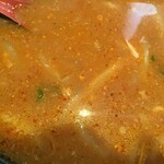 マルキン本舗 - スープ、辛ネギから出る辛味で赤くなってます(2020.6.26)