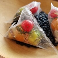 MAISON LAFITE - ②向日葵の種、フリーズドライの豆、マイクロトマト、蓼のフリット、海苔(有明海産)をオブラードに包んで
                    硬い、軟らかい、海苔の香り、フリットの芳ばしさ、甘み、苦み、旨み、酸みとまさに小さな坩堝の様な一品