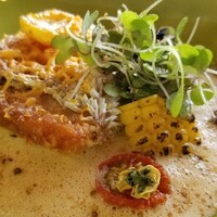 MAISON LAFITE - ⑫甘鯛(福岡県糸島産)のポアレ、甲殻類(ヨシエビ)のソース、セミドライのトマト、焼き玉蜀黍を添えて
                      鱗をパリッ&サクサク食感、中はふんわり
                      葦海老の頭を使った濃く旨みのあるソース