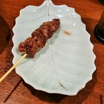ほろ酔い処 よろず屋 - 豚かしら串（2本入。1本食べた後ｗ