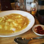 烏森絶メシ食堂 - 黄色いカレー 900円、ご飯の大盛りは無料、福神漬けは別皿での提供になります