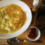 烏森絶メシ食堂 - 黄色いカレー 900円、ご飯の大盛りは無料、福神漬けは別皿での提供になります