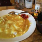 烏森絶メシ食堂 - 黄色いカレー 900円、ご飯の大盛りは無料、福神漬けはやはり真っ赤じゃないと