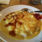 烏森絶メシ食堂 - 黄色いカレー 900円、ご飯の大盛りは無料、中濃ソースをかけてみました