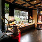 Yoshinohonkuzu Tengyokudou - １階入口では葛を使った様々な商品を販売しております。