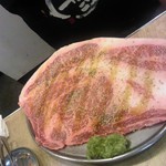 大阪焼肉・ホルモン ふたご - はみ出るカルビ