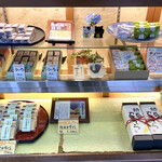 Takemori - 陳列棚
                        お盆や大皿が使われ和菓子がかわいく並んでいます