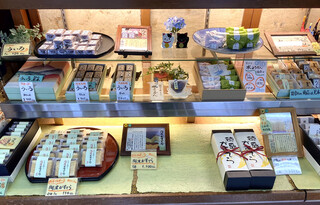 h Takemori - 陳列棚
          お盆や大皿が使われ和菓子がかわいく並んでいます