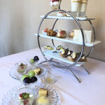 くらしき桃子 - 2020年桃と葡萄のアフタヌーンティー。写真のメニューにプラスしてドリンク2杯オーダー、桃のジュース飲み放題＆桃も食べ放題です。贅沢極まりない2時間はあっという間に過ぎ去ります。