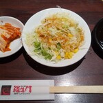 肉の館 羅生門 - サラダとキムチ