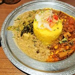 旧ヤム鐵道 - あいがけカレー（左のポットはヤムカレーという物）